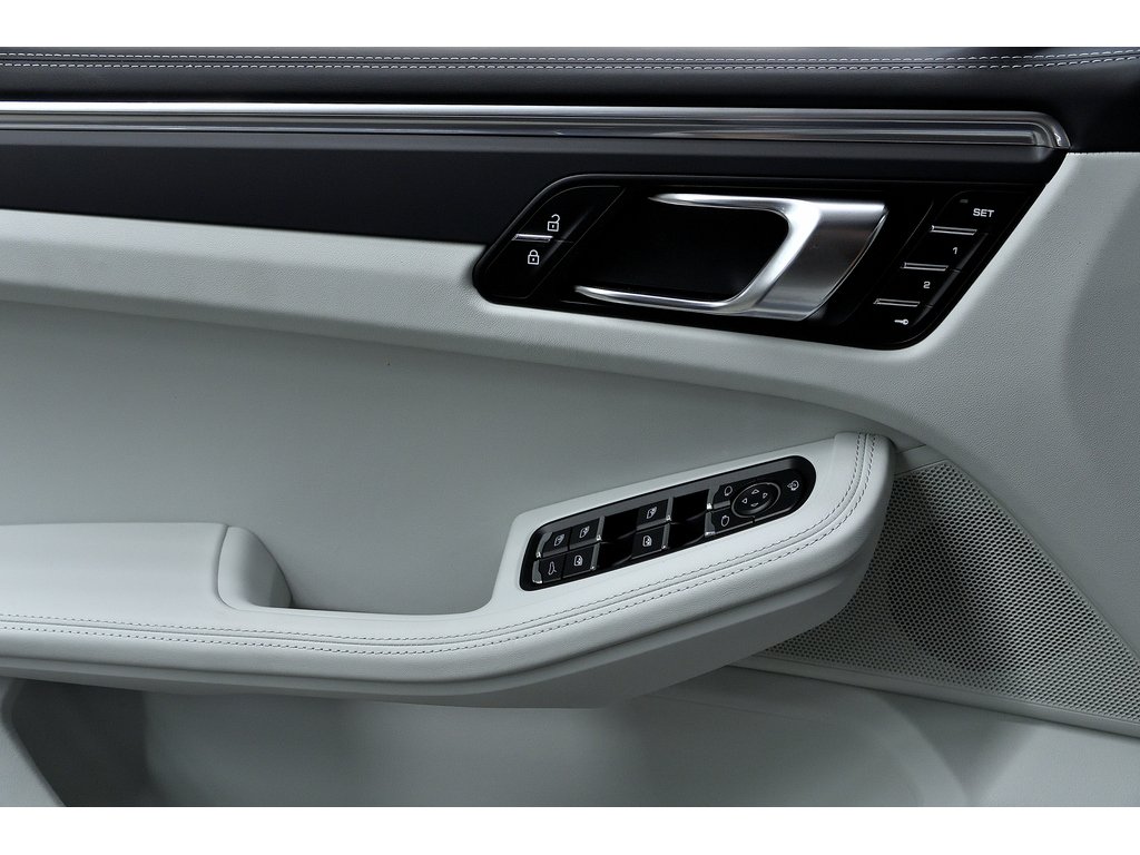2024 Porsche Macan AWD / Premium Plus Package / BOSE in Laval, Quebec - 28 - w1024h768px