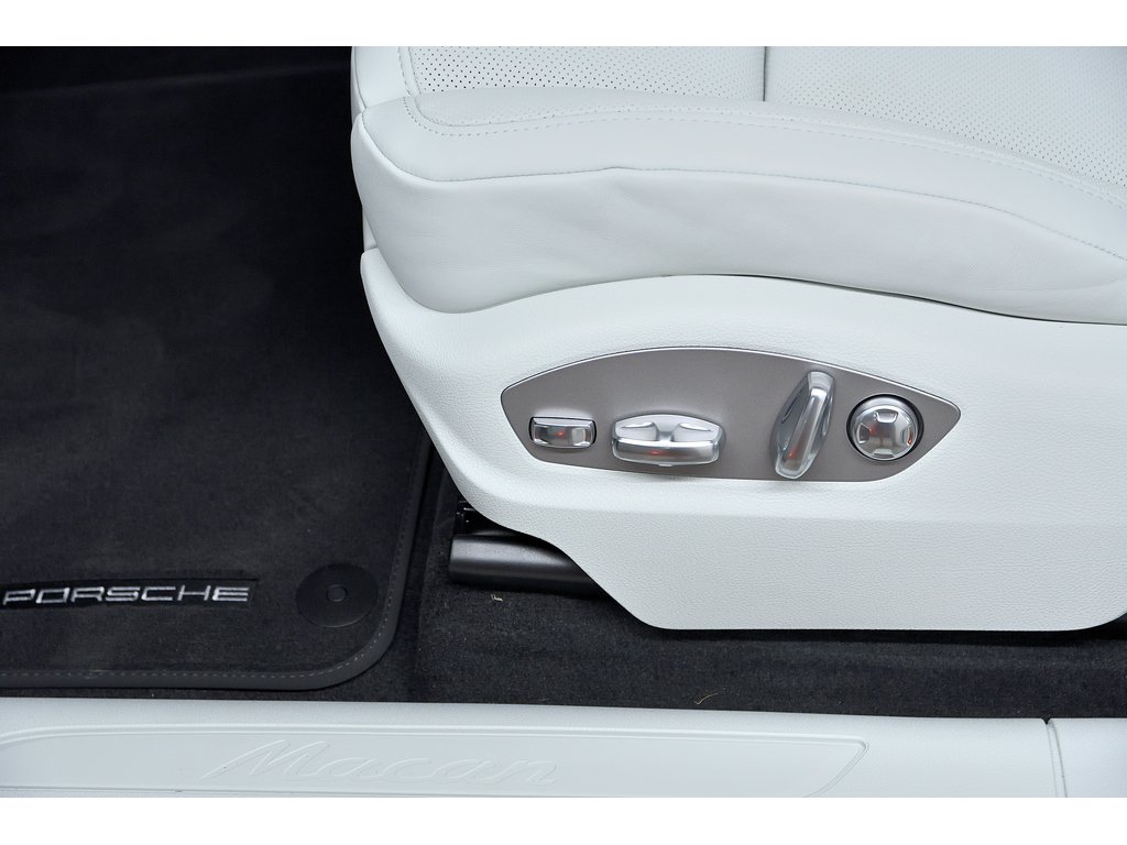 2024 Porsche Macan AWD / Premium Plus Package / BOSE in Laval, Quebec - 16 - w1024h768px