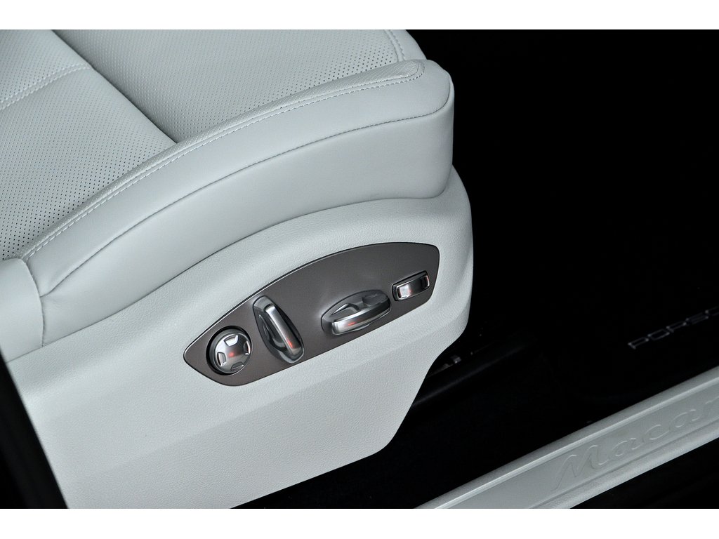 2024 Porsche Macan AWD / Premium Plus Package / BOSE in Laval, Quebec - 31 - w1024h768px