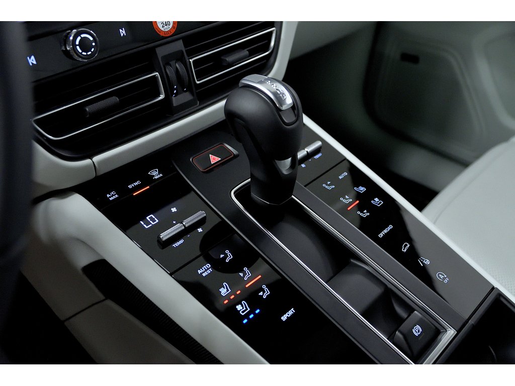 2024 Porsche Macan AWD / Premium Plus Package / BOSE in Laval, Quebec - 24 - w1024h768px