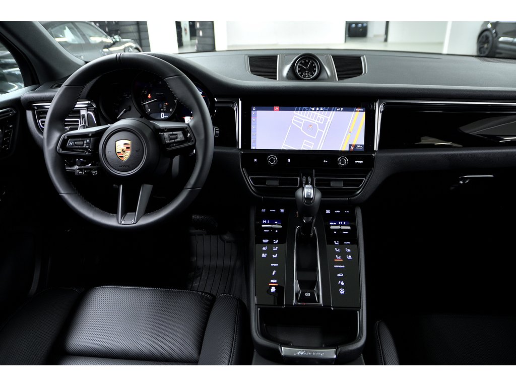2024 Porsche Macan AWD in Laval, Quebec - 33 - w1024h768px