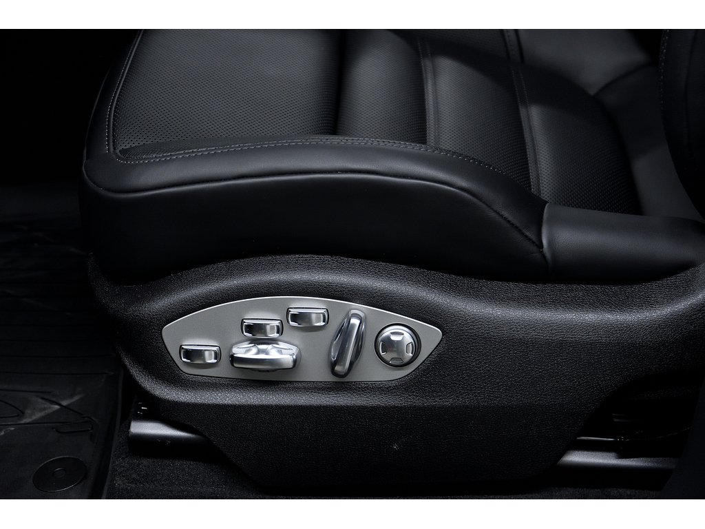 2024 Porsche Macan AWD in Laval, Quebec - 16 - w1024h768px