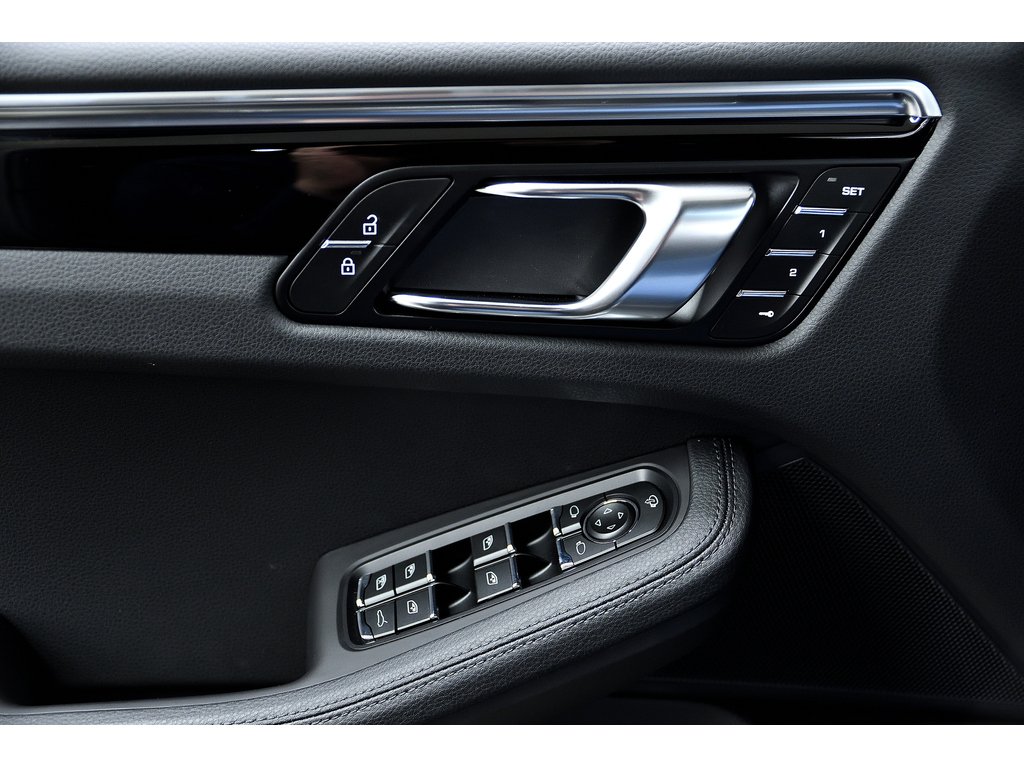 2024 Porsche Macan AWD in Laval, Quebec - 29 - w1024h768px