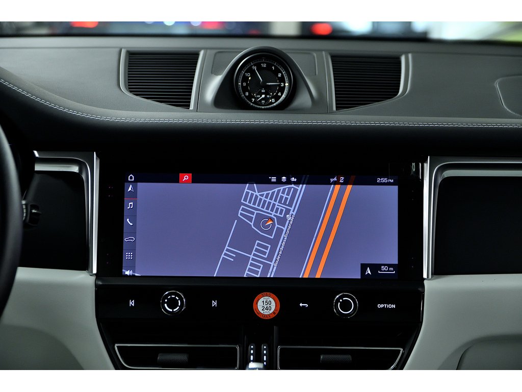 2024 Porsche Macan AWD / Premium Package Plus / BOSE in Laval, Quebec - 34 - w1024h768px
