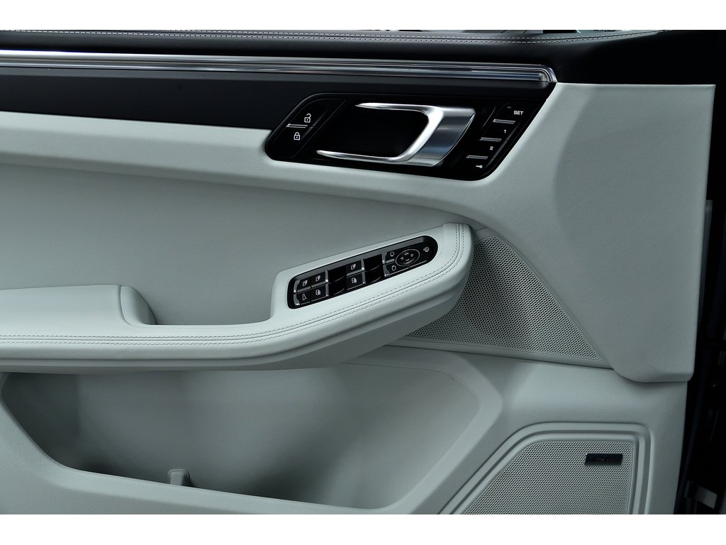 2024 Porsche Macan AWD / Premium Package Plus / BOSE in Laval, Quebec - 27 - w1024h768px