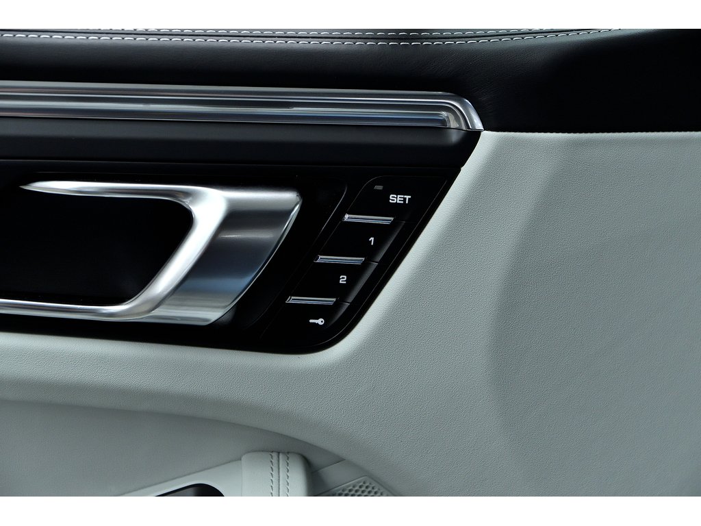 2024 Porsche Macan AWD / Premium Package Plus / BOSE in Laval, Quebec - 28 - w1024h768px