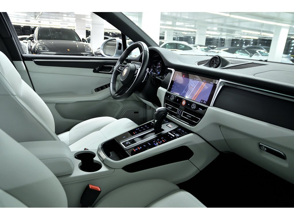 2024 Porsche Macan AWD / Premium Package Plus / BOSE in Laval, Quebec - 29 - w1024h768px