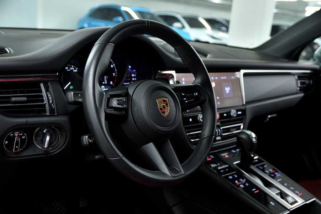 2024 Porsche Macan in Laval, Quebec - 9 - w1024h768px