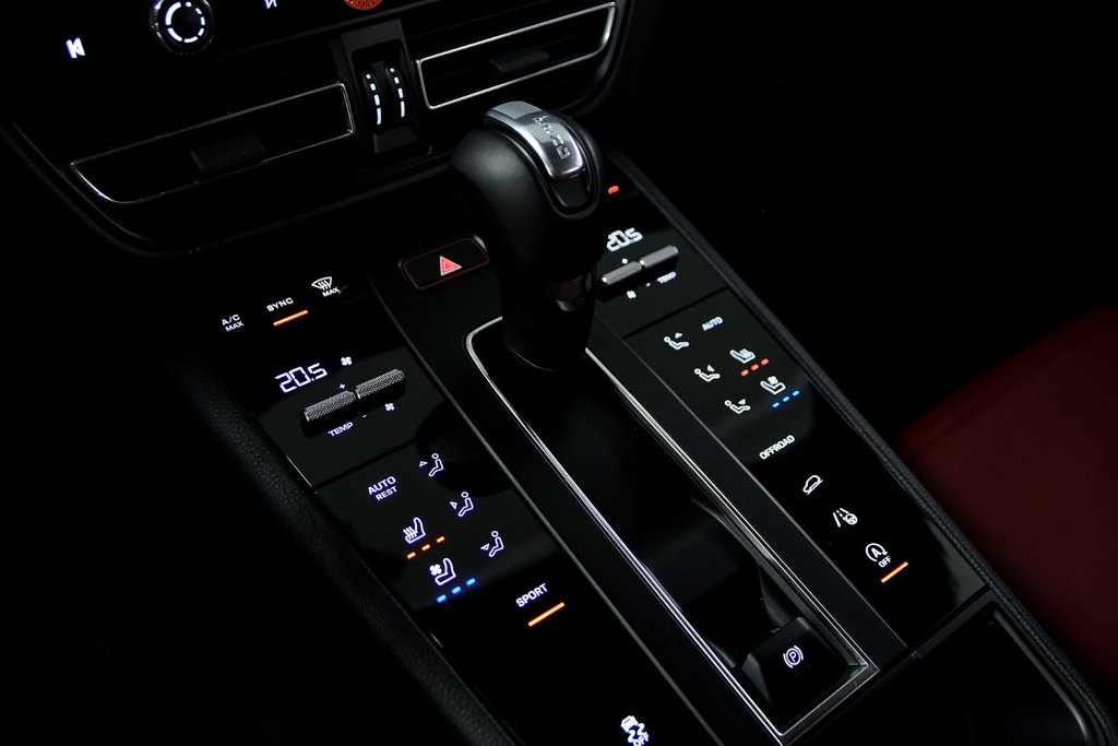2024 Porsche Macan in Laval, Quebec - 24 - w1024h768px