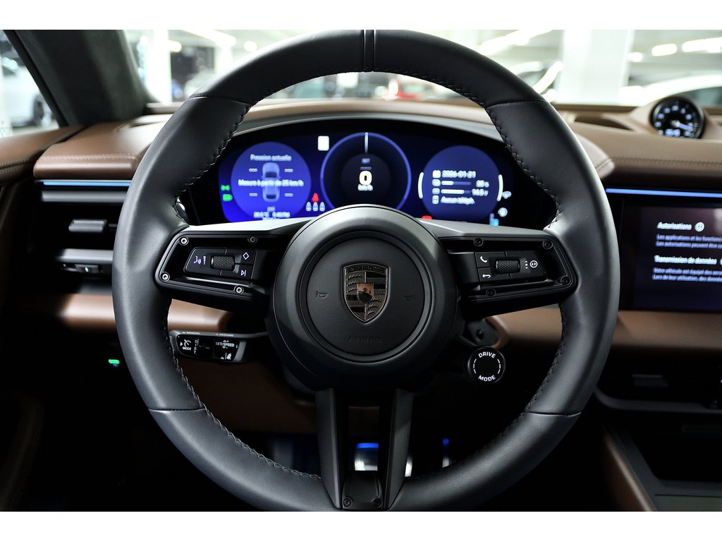 2025 Porsche Macan Turbo / Premium Pack / Sport Chrono / Rear Axle in Laval, Quebec - 22 - w1024h768px