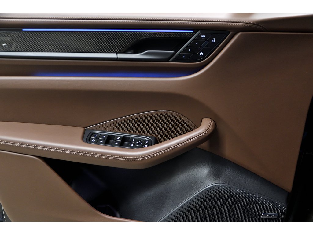 2025 Porsche Macan Turbo / Premium Pack / Sport Chrono / Rear Axle in Laval, Quebec - 30 - w1024h768px