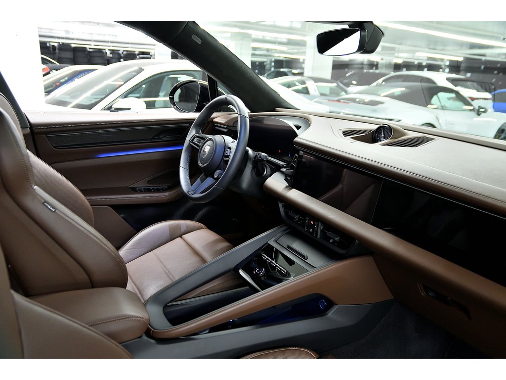 2025 Porsche Macan Turbo / Premium Pack / Sport Chrono / Rear Axle in Laval, Quebec - 32 - w1024h768px