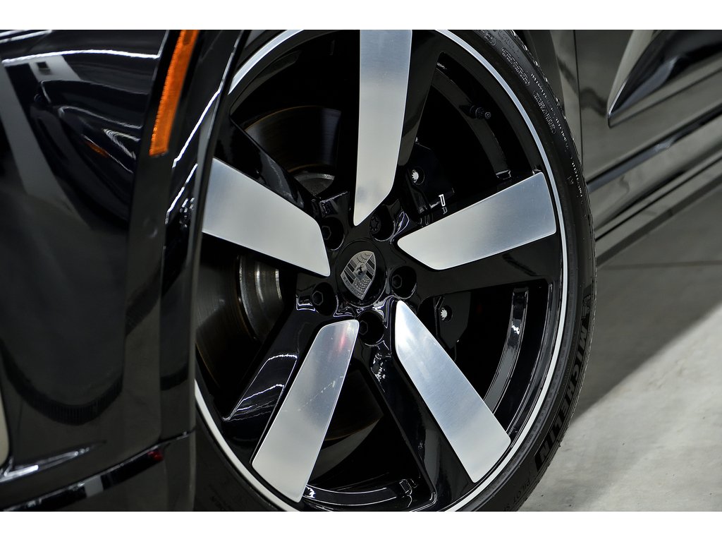 2025 Porsche Macan Turbo / Premium Pack / Sport Chrono / Rear Axle in Laval, Quebec - 9 - w1024h768px