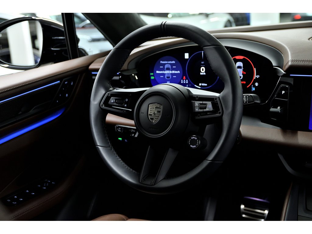 2025 Porsche Macan Turbo / Premium Pack / Sport Chrono / Rear Axle in Laval, Quebec - 40 - w1024h768px