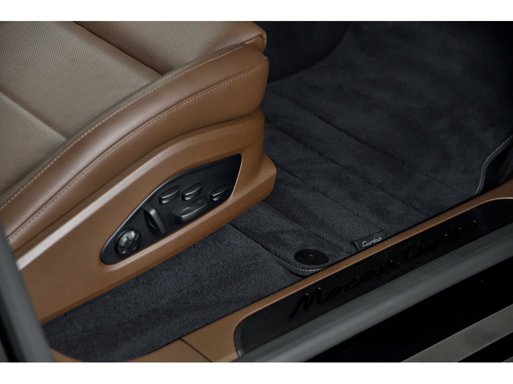 2025 Porsche Macan Turbo / Premium Pack / Sport Chrono / Rear Axle in Laval, Quebec - 34 - w1024h768px