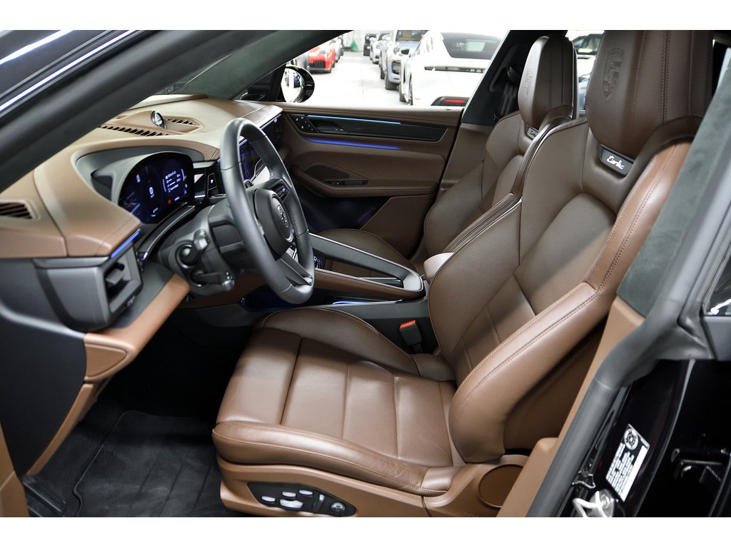 2025 Porsche Macan Turbo / Premium Pack / Sport Chrono / Rear Axle in Laval, Quebec - 16 - w1024h768px
