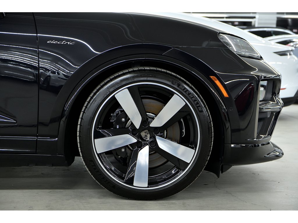 2025 Porsche Macan Turbo / Premium Pack / Sport Chrono / Rear Axle in Laval, Quebec - 10 - w1024h768px