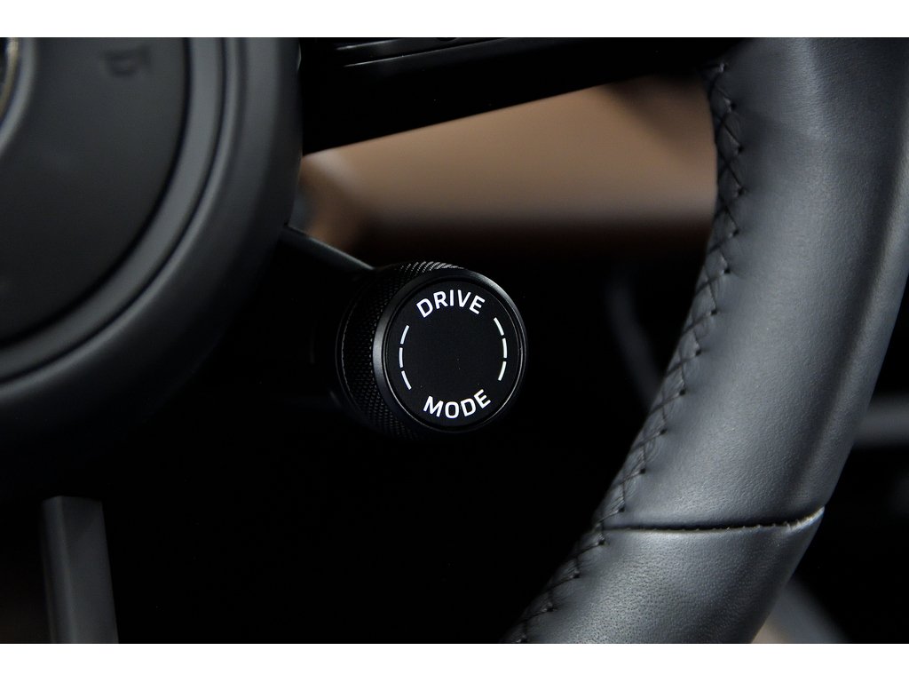 2025 Porsche Macan Turbo / Premium Pack / Sport Chrono / Rear Axle in Laval, Quebec - 24 - w1024h768px