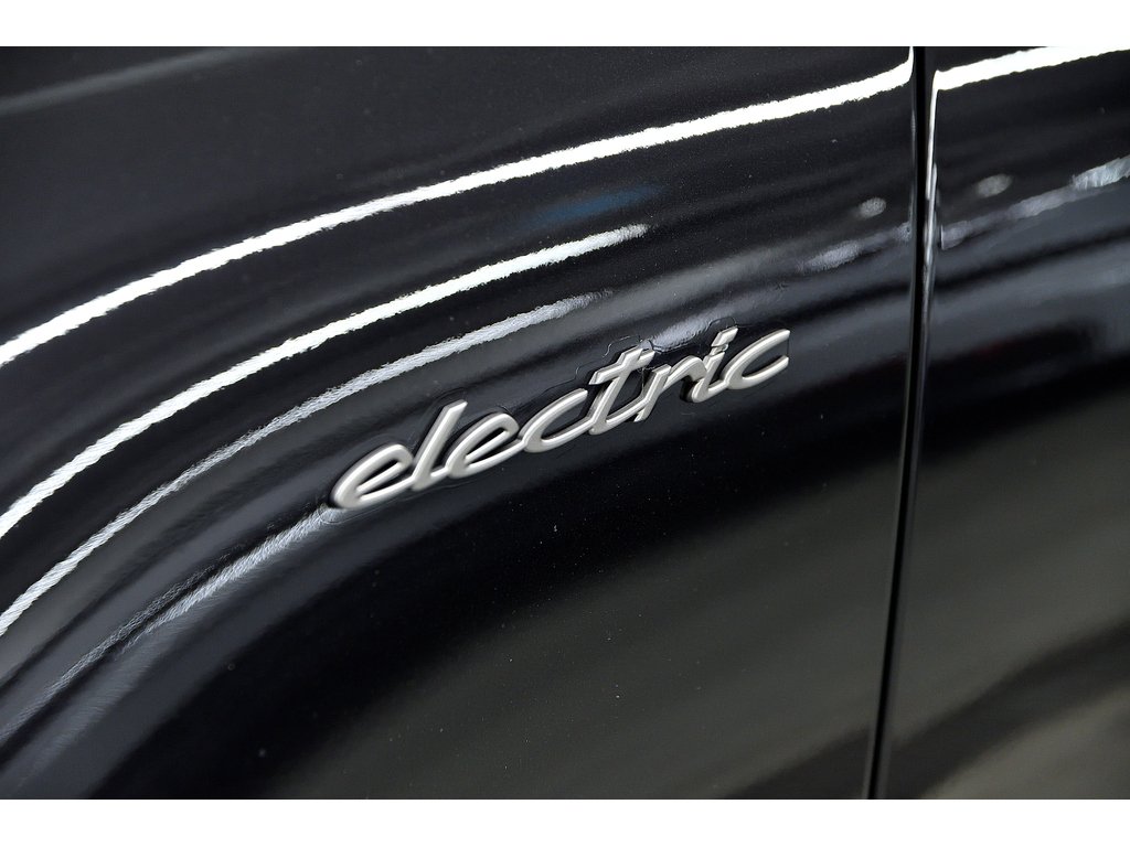 2025 Porsche Macan Turbo / Premium Pack / Sport Chrono / Rear Axle in Laval, Quebec - 11 - w1024h768px