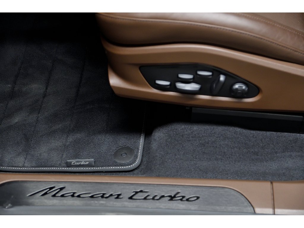 2025 Porsche Macan Turbo / Premium Pack / Sport Chrono / Rear Axle in Laval, Quebec - 18 - w1024h768px