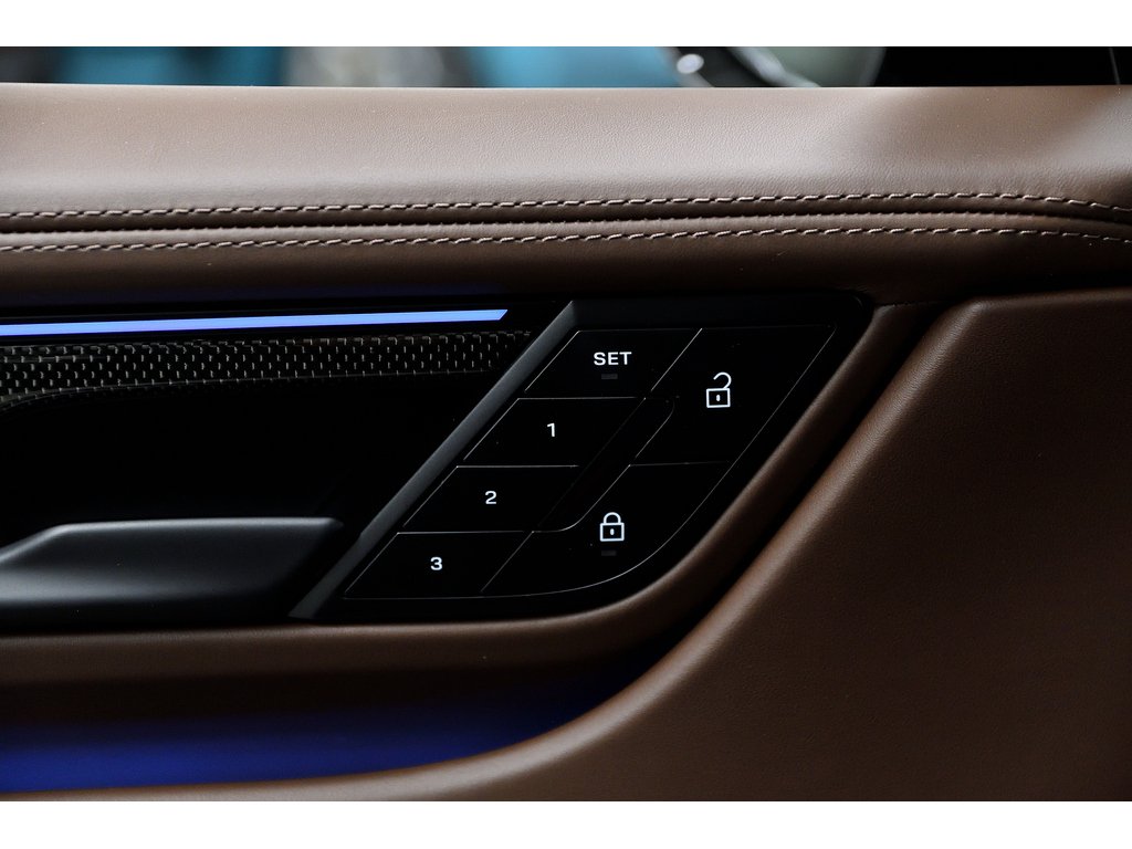 2025 Porsche Macan Turbo / Premium Pack / Sport Chrono / Rear Axle in Laval, Quebec - 31 - w1024h768px