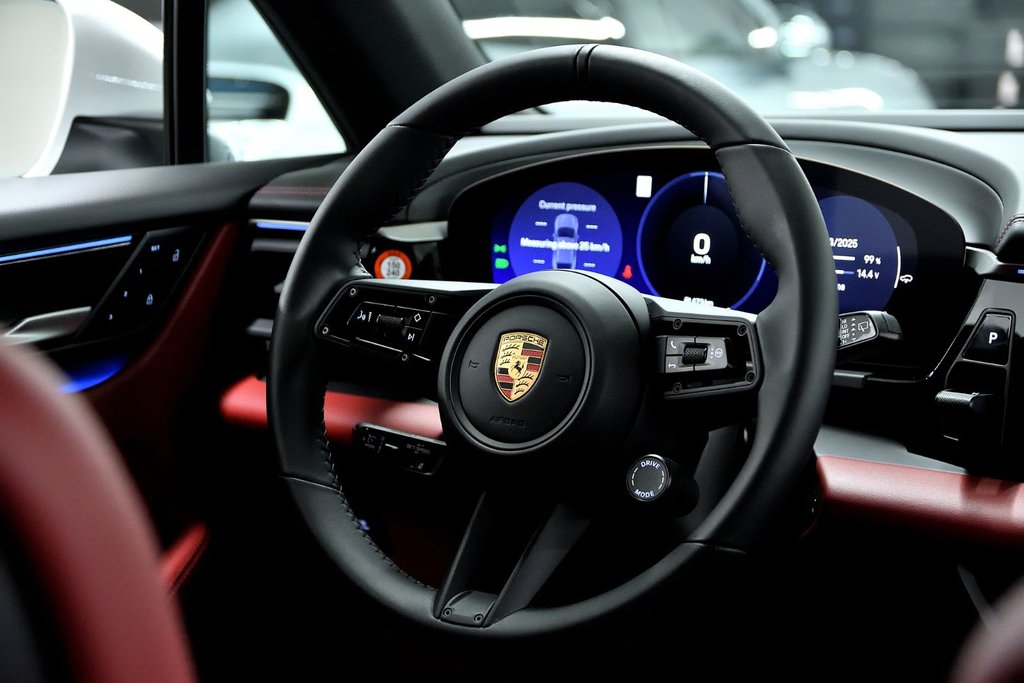 2025 Porsche Macan Electric 4 AWD / Premium Package / Rear Axle in Laval, Quebec - 38 - w1024h768px