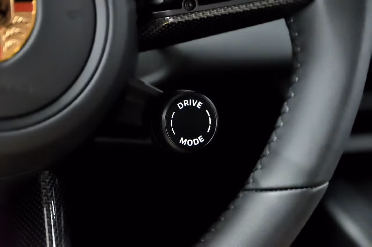 Porsche Macan 4 Électrique 2025 à Laval, Québec - 15 - w1024h768px