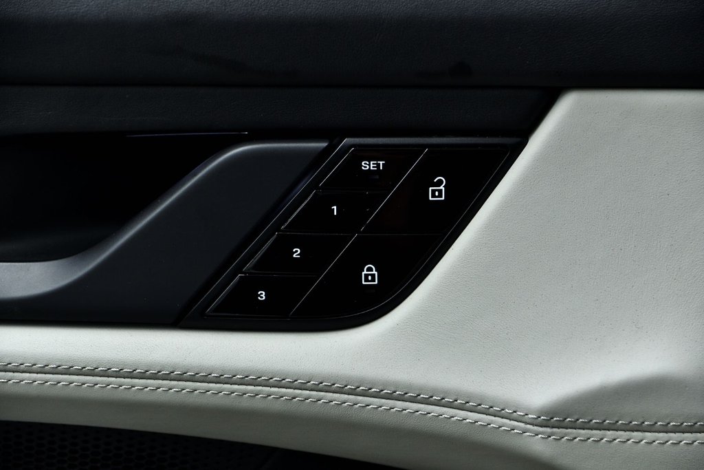 2021 Porsche Taycan 4S in Laval, Quebec - 30 - w1024h768px