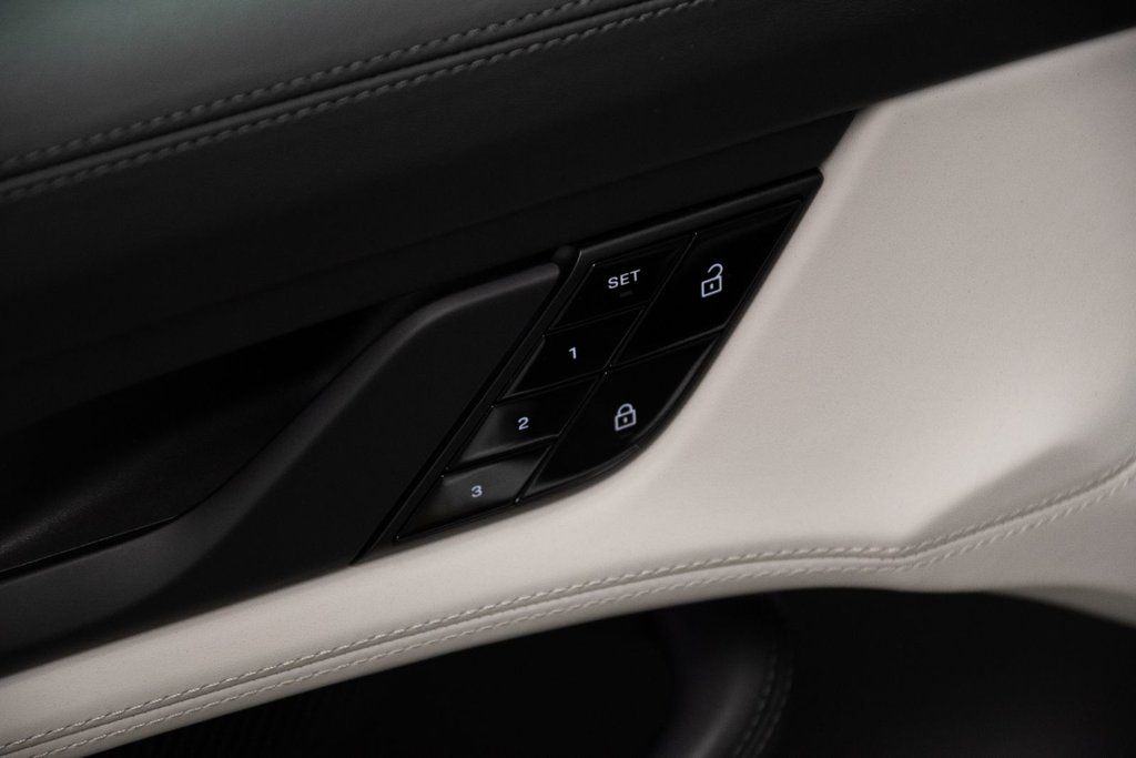 2021 Porsche Taycan 4S in Laval, Quebec - 11 - w1024h768px