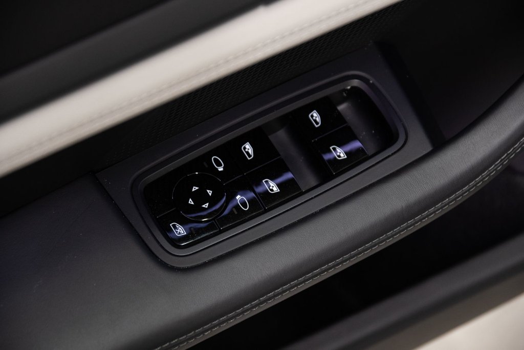 2021 Porsche Taycan 4S in Laval, Quebec - 12 - w1024h768px