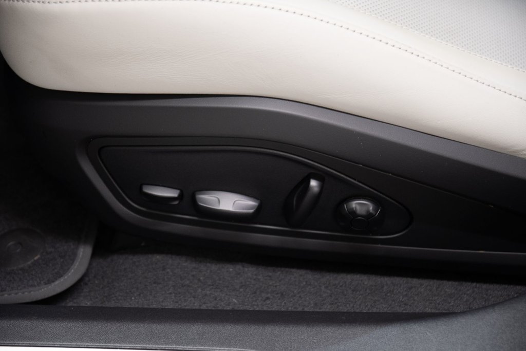 2021 Porsche Taycan 4S in Laval, Quebec - 15 - w1024h768px