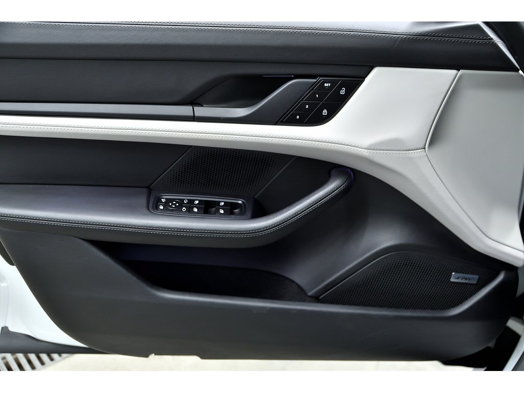 2023 Porsche Taycan 4S AWD / Premium Package / Rear Axle / BOSE in Laval, Quebec - 29 - w1024h768px