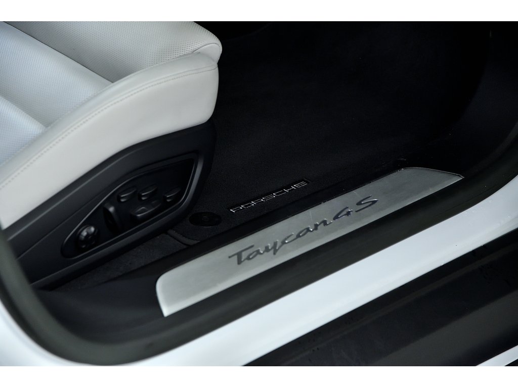 2023 Porsche Taycan 4S AWD / Premium Package / Rear Axle / BOSE in Laval, Quebec - 32 - w1024h768px