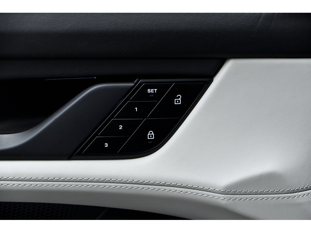 2023 Porsche Taycan 4S AWD / Premium Package / Rear Axle / BOSE in Laval, Quebec - 28 - w1024h768px