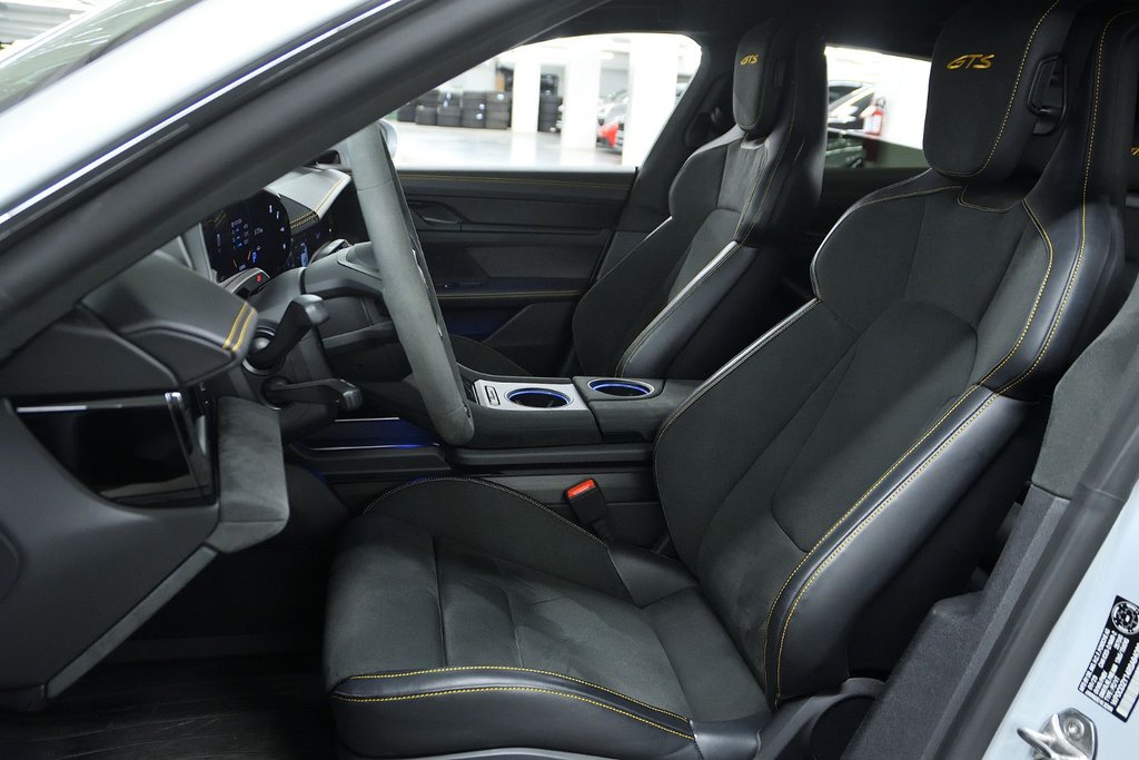2024 Porsche Taycan GTS Sport Turismo in Laval, Quebec - 15 - w1024h768px