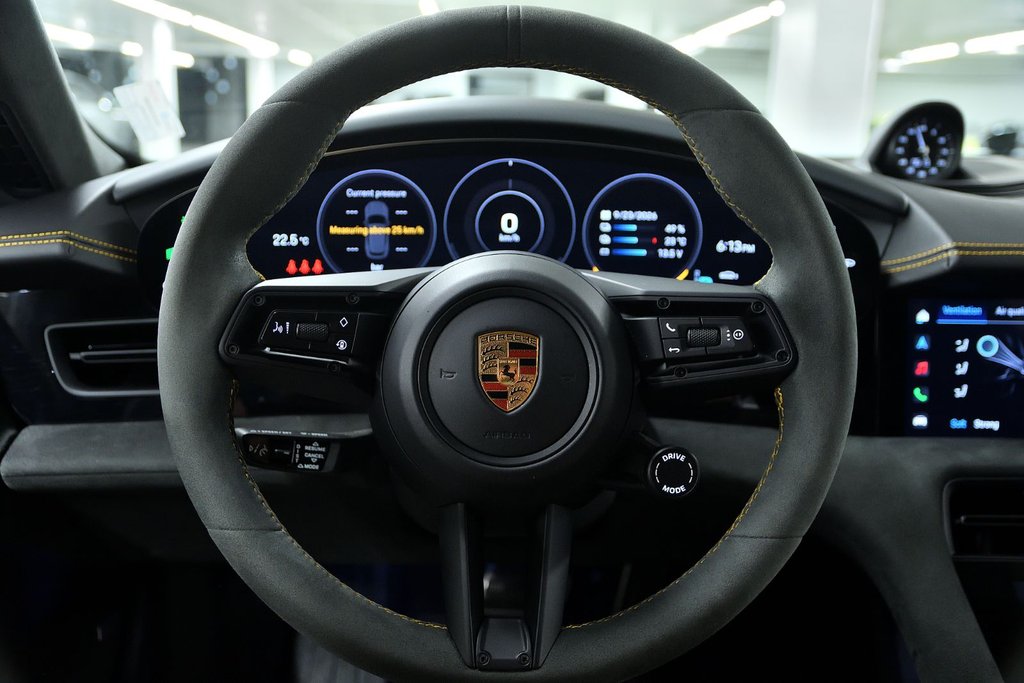 2024 Porsche Taycan GTS Sport Turismo in Laval, Quebec - 19 - w1024h768px