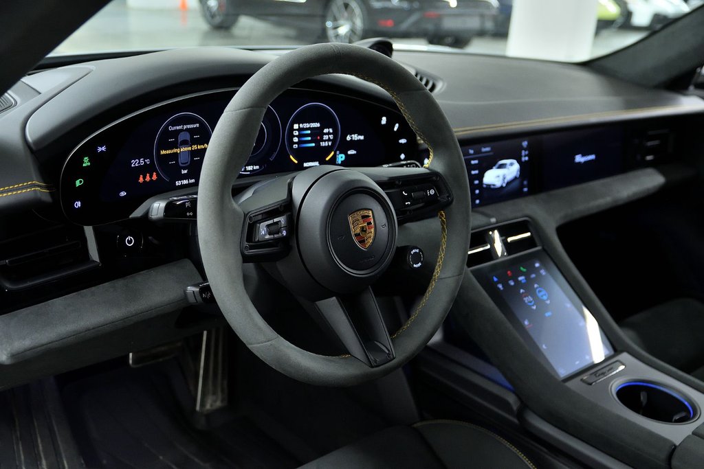 2024 Porsche Taycan GTS Sport Turismo in Laval, Quebec - 12 - w1024h768px