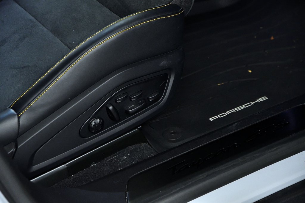 2024 Porsche Taycan GTS Sport Turismo in Laval, Quebec - 35 - w1024h768px