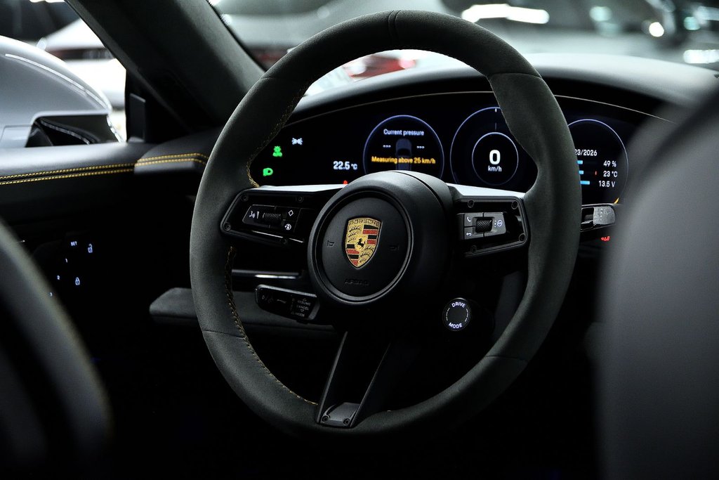 2024 Porsche Taycan GTS Sport Turismo in Laval, Quebec - 41 - w1024h768px
