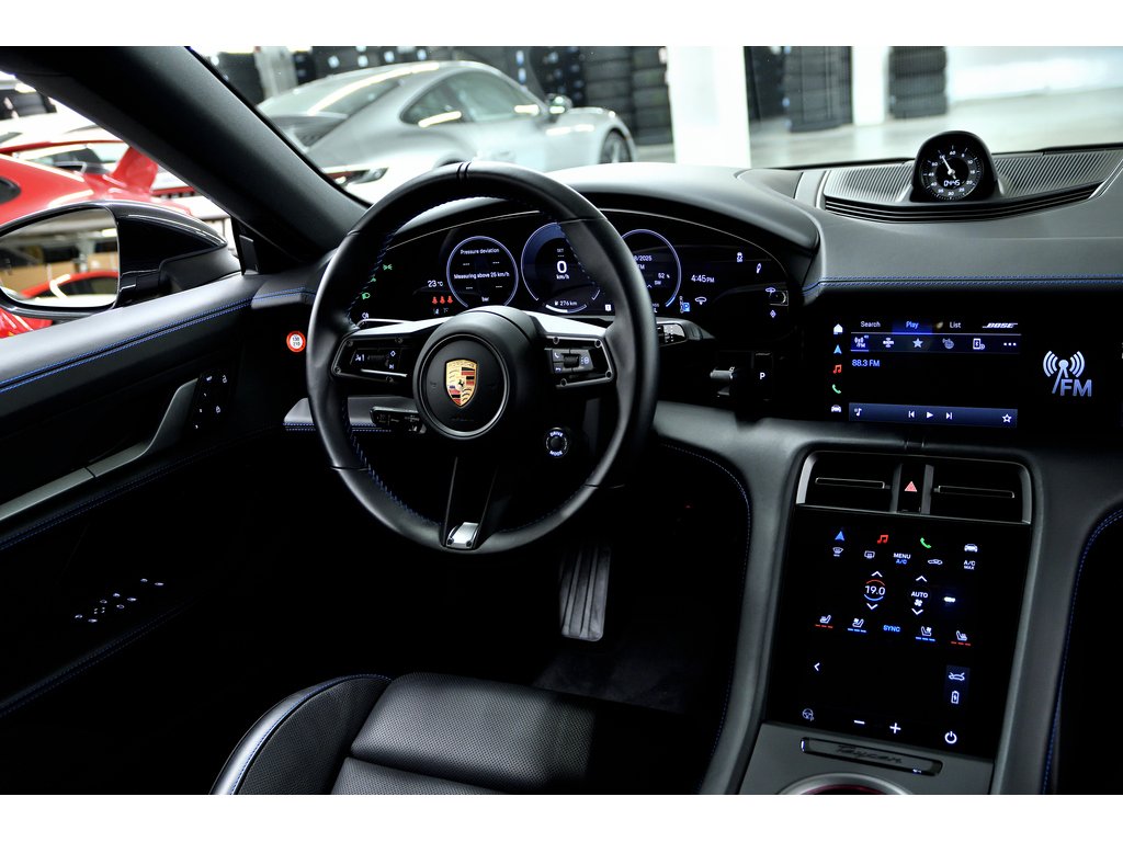 2025 Porsche Taycan 4S / Premium Package / Rear Axle / Sport Chrono in Laval, Quebec - 34 - w1024h768px