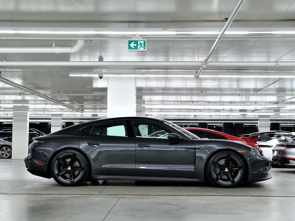 2025 Porsche Taycan 4S / Premium Package / Rear Axle / Sport Chrono in Laval, Quebec - 2 - w1024h768px