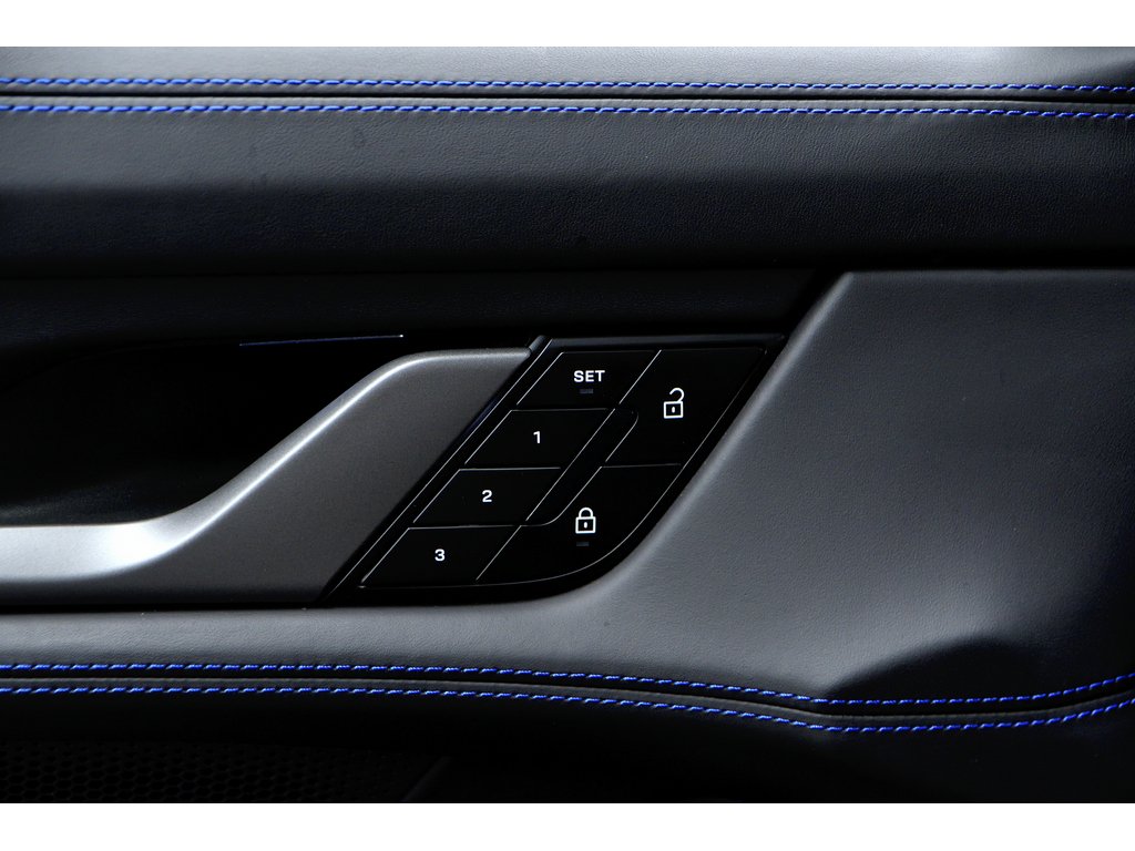 2025 Porsche Taycan 4S / Premium Package / Rear Axle / Sport Chrono in Laval, Quebec - 26 - w1024h768px