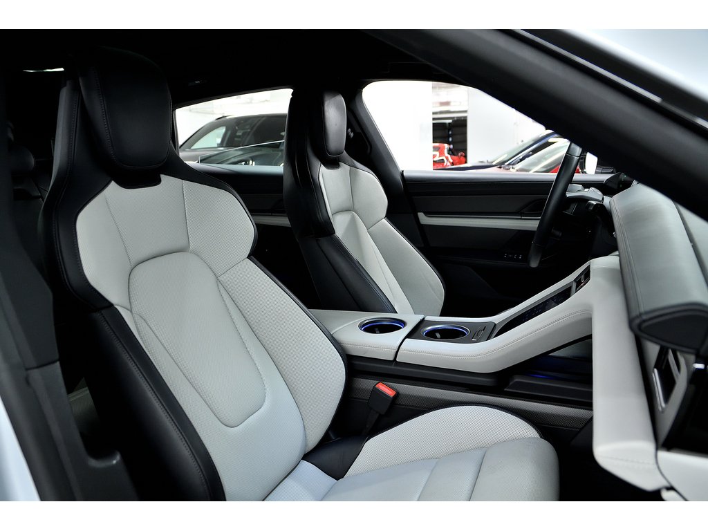 2025 Porsche Taycan 4S Cross Turismo AWD / Premium + Performance Pack in Laval, Quebec - 33 - w1024h768px