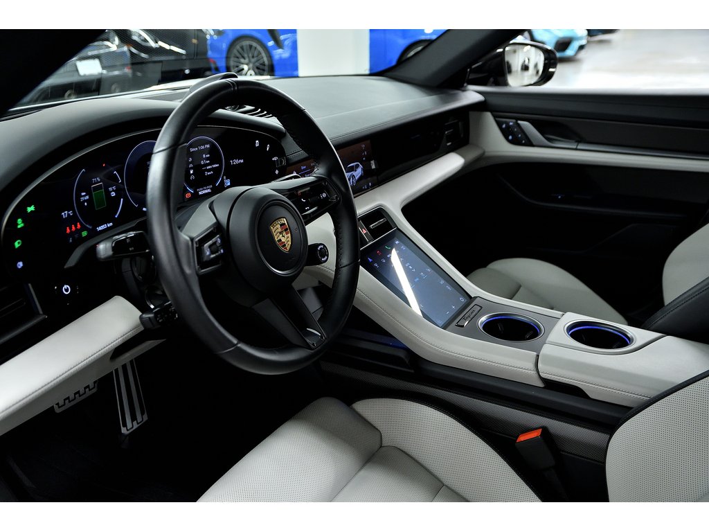 2025 Porsche Taycan 4S Cross Turismo AWD / Premium + Performance Pack in Laval, Quebec - 12 - w1024h768px