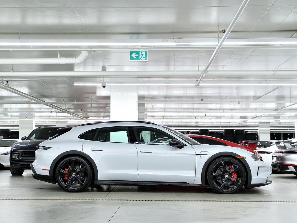2025 Porsche Taycan 4S Cross Turismo AWD / Premium + Performance Pack in Laval, Quebec - 2 - w1024h768px