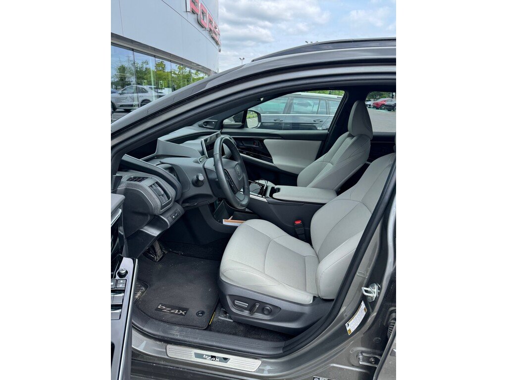 2024 Toyota BZ4X XLE AWD / Limited / Groupe Technologie in Laval, Quebec - 4 - w1024h768px