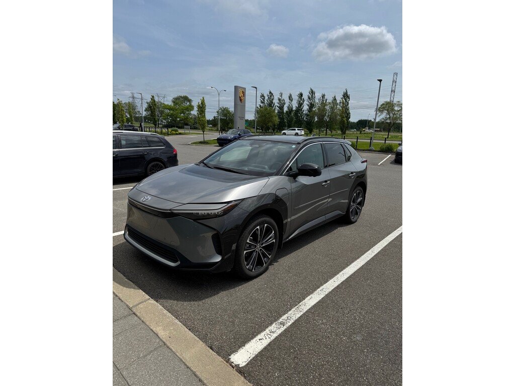 2024 Toyota BZ4X XLE AWD / Limited / Groupe Technologie in Laval, Quebec - 3 - w1024h768px