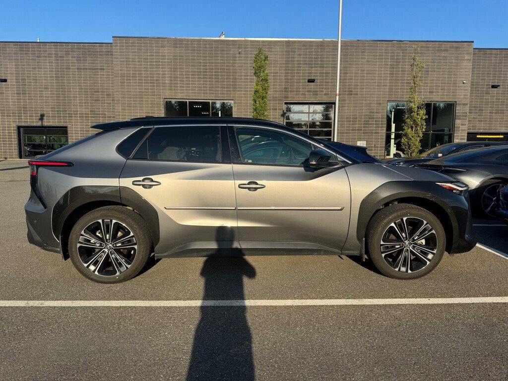 2024 Toyota BZ4X XLE AWD / Limited / Groupe Technologie in Laval, Quebec - 2 - w1024h768px