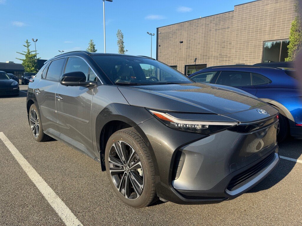 2024 Toyota BZ4X XLE AWD / Limited / Groupe Technologie in Laval, Quebec - 1 - w1024h768px