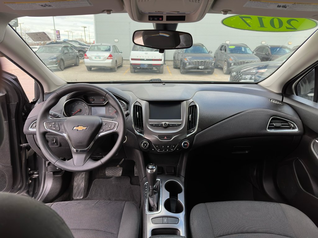 2017 Chevrolet Cruze LT in Winnipeg, Manitoba - 12 - w1024h768px
